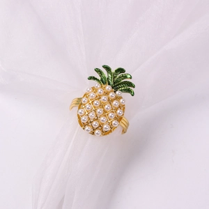 Détail du rond de serviette ananas avec perles blanches et émail vert sur alliage doré