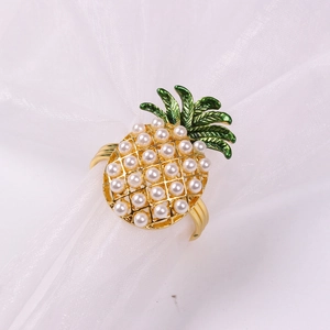 Détail du rond de serviette ananas avec perles blanches et émail vert sur alliage doré