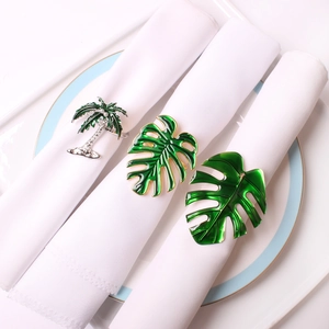 Détail des ronds de serviette feuille de monstera et palmier avec finition émail