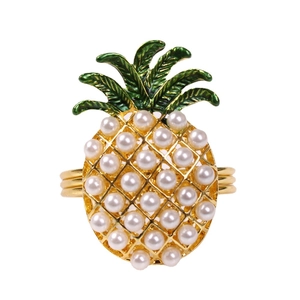Rond de serviette ananas doré avec perles blanches et feuilles en émail vert sur blanc