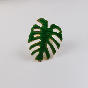 Détail macro du rond de serviette feuille de monstera verte avec bords dorés