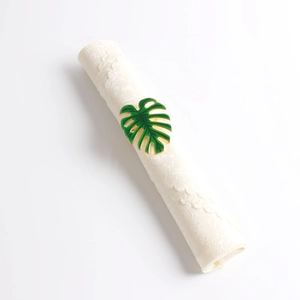 Détail du rond de serviette feuille de monstera avec alliage doré et émail vert