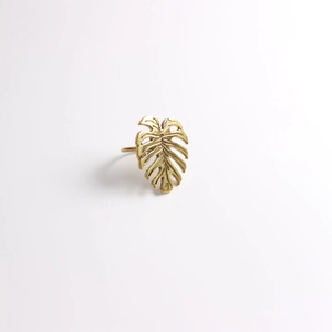 Vue détaillée du rond de serviette feuille de monstera avec finition dorée et nervures