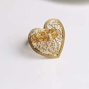 Portatovaglioli dorato a forma di cuore con elegante motivo a filigrana per la tavola