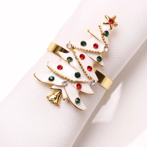 Détail du rond de serviette sapin de Noël avec émail blanc et cristaux colorés sur métal doré