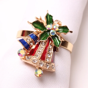 Vue macro d'un rond de serviette cloche de Noël doré avec émail et strass étincelants