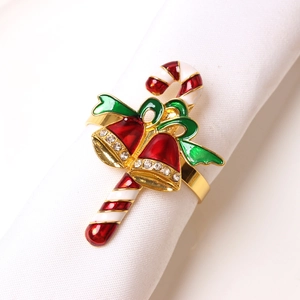 Détail du rond de serviette avec cloches dorées, sucre d'orge et ruban vert