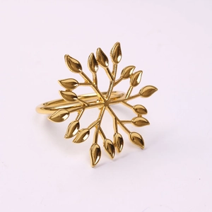 Golden leaf napkin ring with a radiant branch structure for elegant table decoration