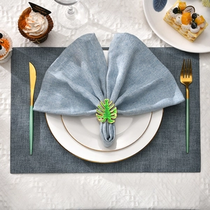 Rond de serviette en alliage doré avec feuille de monstera émaillée vert émeraude
