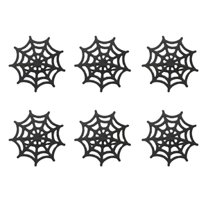 6er-Set schwarze Spinnennetz-Serviettenringe für Halloween-Tischdeko auf weißem Hintergrund