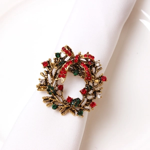 Weihnachtskranz Serviettenring mit roten und grünen Steinen auf weißer Serviette