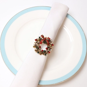 Weihnachtskranz-Serviettenring mit Kristallen auf weißem Porzellanteller für Tischdeko