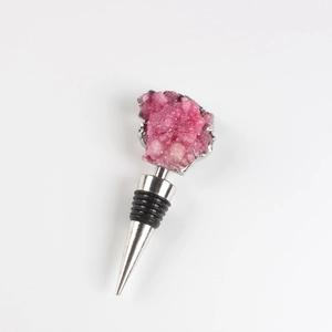 Détail du bouchon à vin en cristal druzy rose avec bord argenté et joints noirs