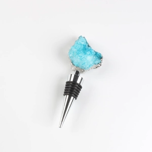 Détail du bouchon à vin avec amas de cristal bleu et tige en métal poli