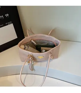 Vue détaillée de l'intérieur spacieux d'un sac cabas en cuir souple avec divers objets