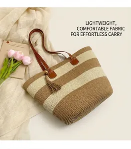 Détail du sac cabas rayé kaki avec poignées en cuir marron et pendentif à glands