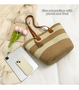 Grand sac cabas en paille rayé, comparaison de taille avec iPad et téléphone sur fond blanc