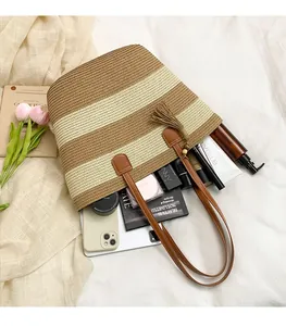 Détail du cabas tissé main montrant l'intérieur spacieux avec maquillage et accessoires