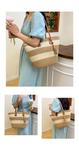 Détails du sac cabas en paille tressée à rayures avec anses en cuir et pompon déco