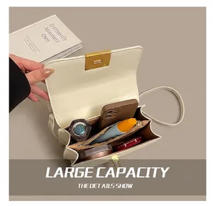 Vue intérieure du sac carré blanc avec compartiment zippé et espace pour objets du quotidien