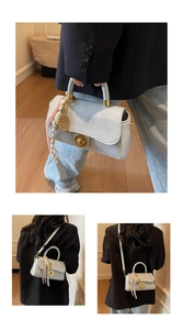 Détail du petit sac bandoulière bleu clair avec poignée dorée et pendentif de tennis rétro