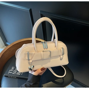Détail du sac Boston rose avec pendentif en cœur et texture en cuir lisse