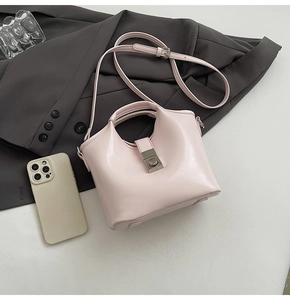 Detail der rosa Bucket Bag aus Kunstleder mit silbernem Drehverschluss und glattem Finish