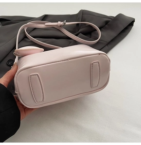 Detail der hellrosa Leder-Beuteltasche mit verstärkten, abriebfesten Schutzstreifen am Boden