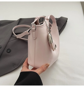 Detailansicht der rosa Ledertasche mit silbernen Ringbeschlägen und feinen Nähten