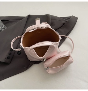 Makroaufnahme des rosa Beuteltaschen-Sets mit Innentasche und poliertem Drehverschluss-Detail