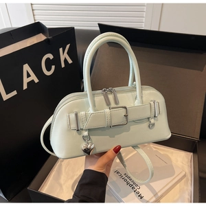Vue détaillée du sac à main vert menthe avec pendentif cœur et boucle décorative