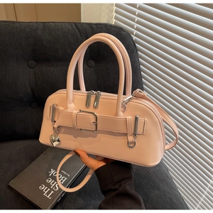 Détail du sac à main rose clair en simili cuir avec breloque cœur et boucle argentée