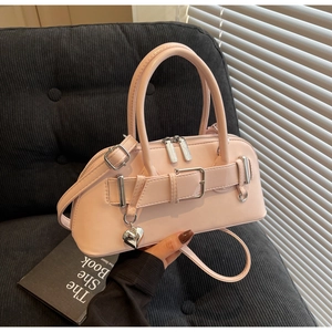 Détails du sac Boston rose avec pendentif en forme de cœur argenté et boucle décorative