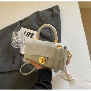 Détail du sac à main gris clair en cuir PU rétro avec fermoir doré et accessoire corde