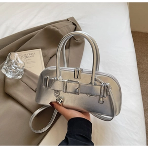 Vue détaillée du sac bowling argenté avec pendentif coeur et fini métallisé miroir