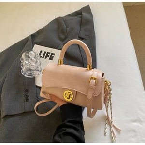 Détail du sac bandoulière rose vintage avec texture plissée et fermoir doré