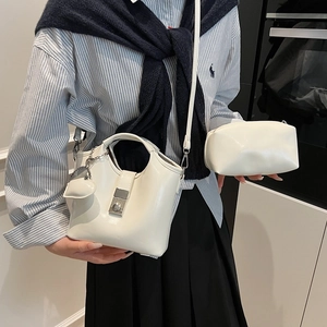 Conjunto de bolso tipo cubo blanco minimalista en cuero con colgante de corazón y neceser