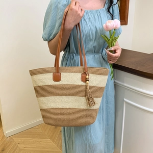 Grand sac cabas en paille rayé avec anses en cuir marron et pompon pour les vacances