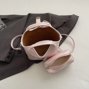 Rosa PU-Leder Eimertasche und Set mit silbernen Beschlägen in einem 45-Grad-Winkel