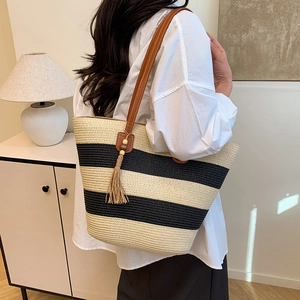Grand sac cabas en paille à rayures noires et blanches avec anses en cuir pour les vacances