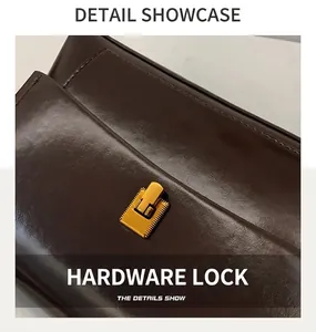 Détail du fermoir carré doré et coutures fines sur le sac en cuir marron foncé