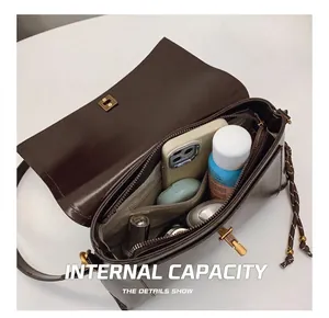 Vue intérieure du sac bandoulière marron montrant sa grande capacité pour le quotidien