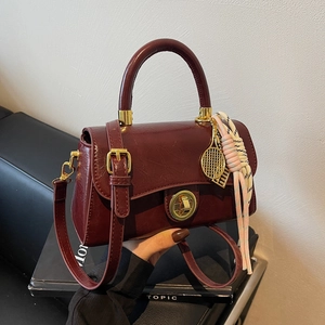 Sac à bandoulière vintage bordeaux en cuir ciré avec pendentif de tennis doré