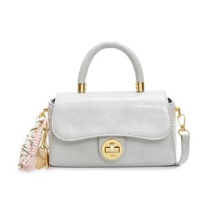 Sac bandoulière gris clair en similicuir plissé avec fermeture dorée et bijou de sac tennis