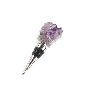 Bouchon à vin en cristal violet naturel avec une base conique en métal argenté poli