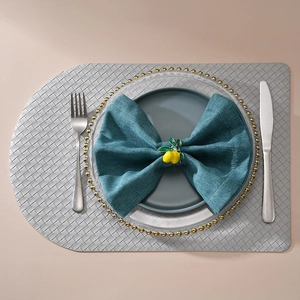 Set de decoración de mesa con servilletero de limón, servilleta azul y mantel gris