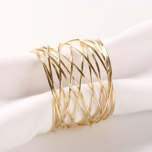 Elegante portatovagliolo in metallo dorato con design a filo su tovagliolo bianco