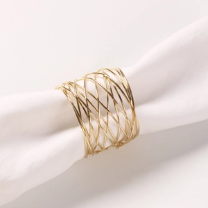 Dettaglio di un portatovagliolo in filo dorato intrecciato per una decorazione elegante