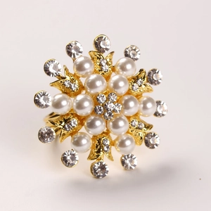 Detail eines Schneeflocken-Serviettenrings mit Perlen und Strass auf Goldbasis
