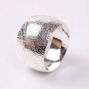 Bague large en argent avec texture martelée et finition intérieure polie